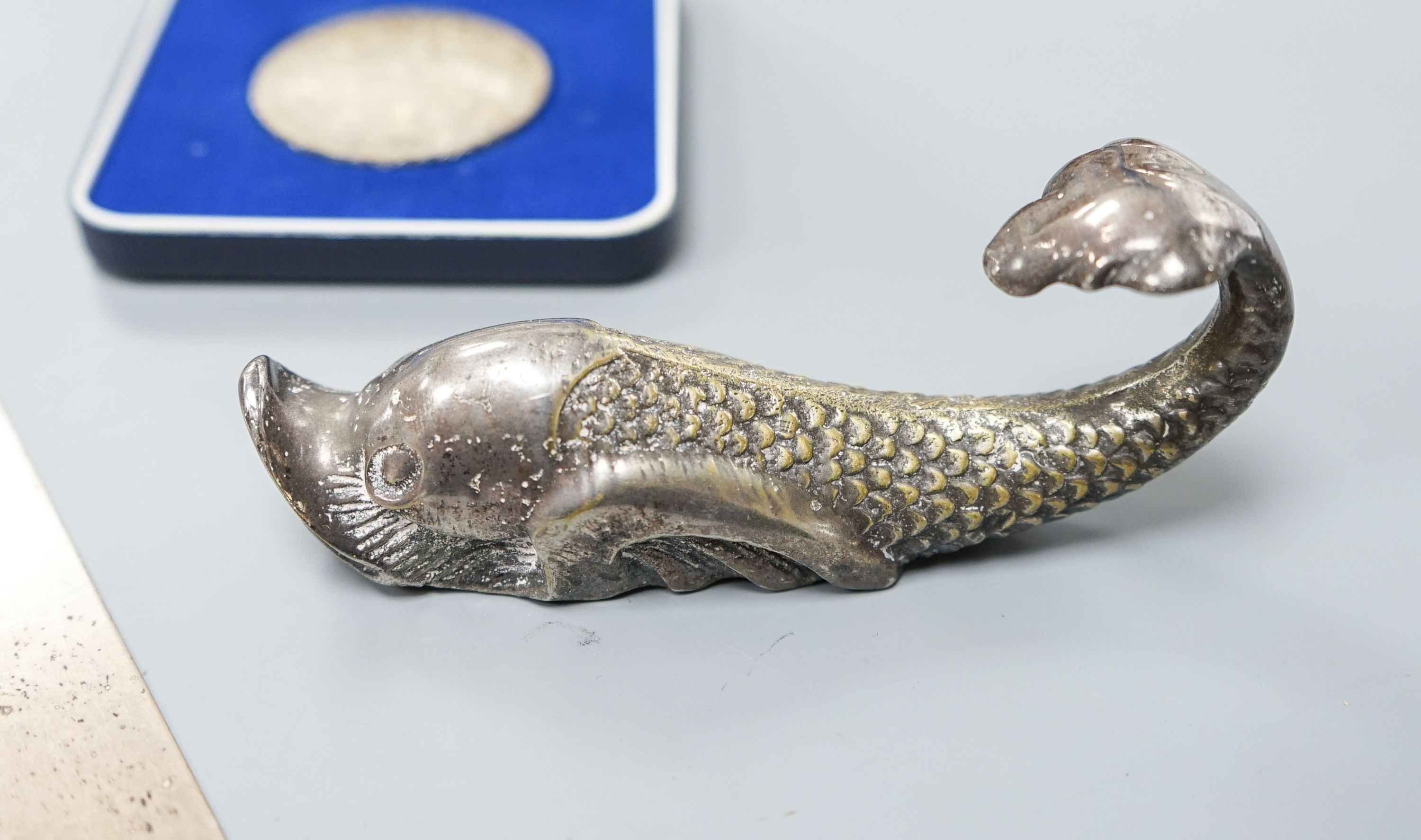 A silver plaque, two mate straws, knife etc.